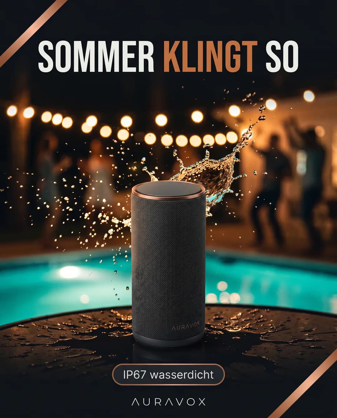 Social-Media-Motiv für die erfundene Demo-Marke AURAVOX, mit Torch erzeugt: Lautsprecher im Wasserspritzer am Pool einer Sommerparty